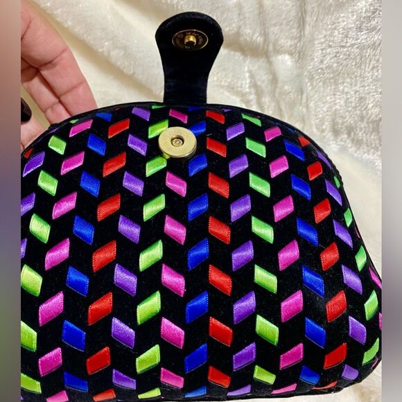 Retro Black clamshell bag with geometric multi color pattern - Picture 6 of 9